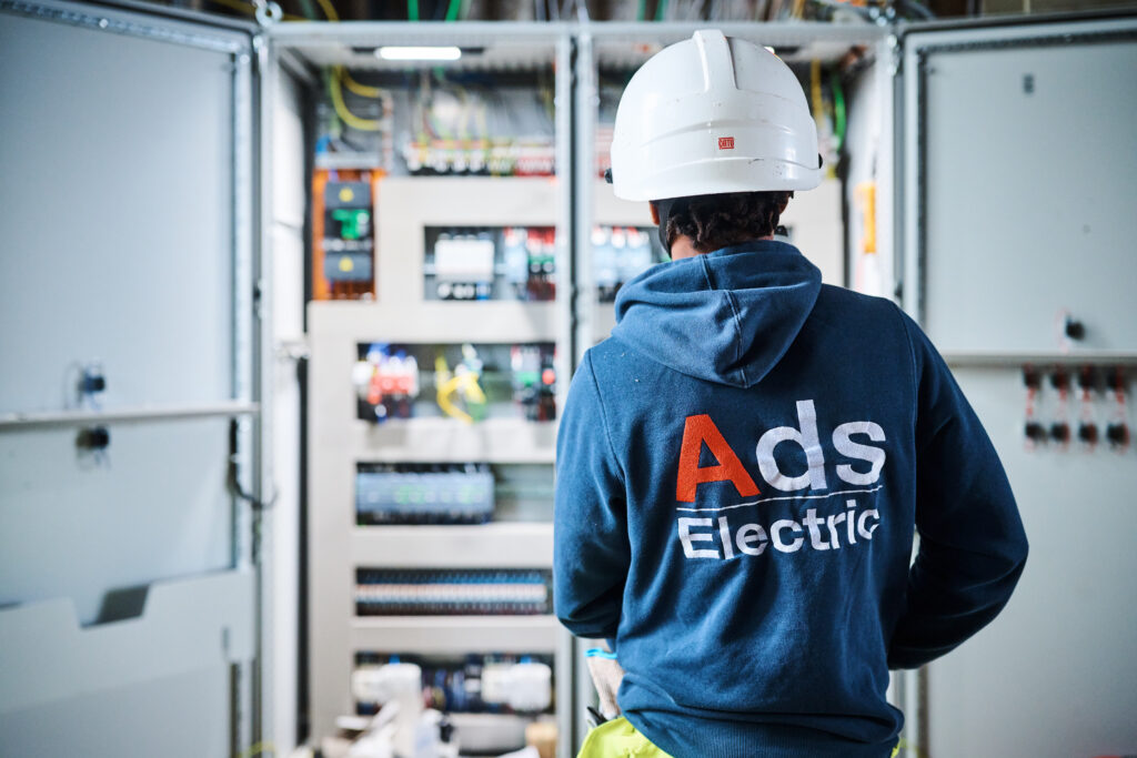 Intervention de maintenance et dépannage sur une installation industrielle avec armoire électrique et système automatisé.