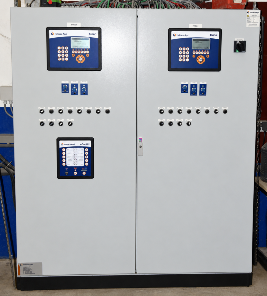 Armoires de commande équipées d'une interface HMI pour le pilotage des installations au Luxembourg.