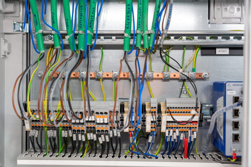 Câblage électrique industriel avec borniers de raccordement et circuits de commande d'une installation automatisée.