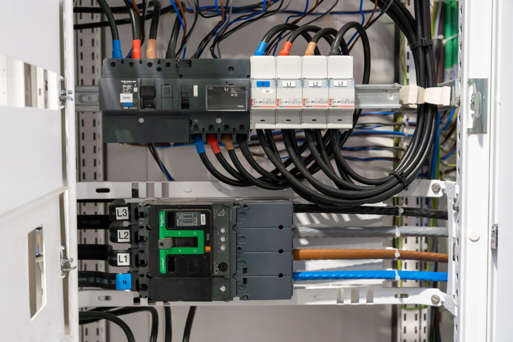 Équipements de protection et de distribution électrique industrielle installés dans une armoire de commande.