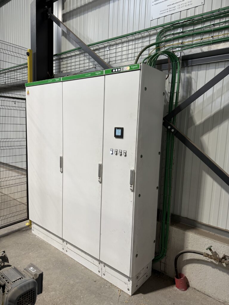 Équipements de protection et de distribution électrique industrielle installés dans une armoire de commande.