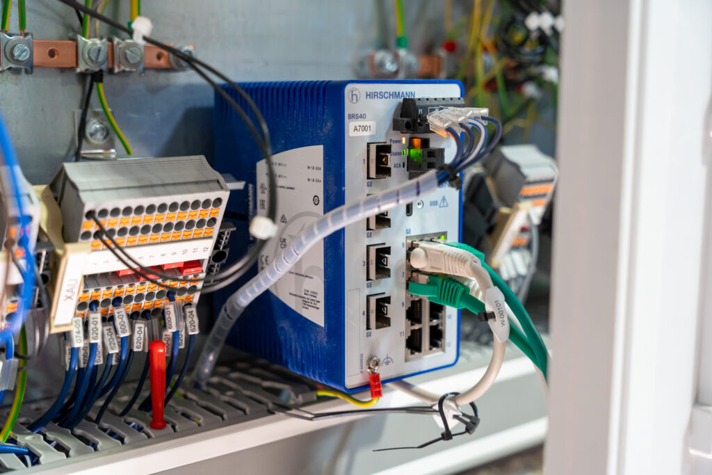 Modules de commande et de communication installés dans une armoire d'automatisation industrielle.