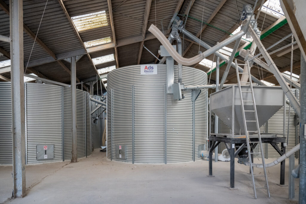 Installation de silos métalliques et d'équipements de convoyage pour le stockage de céréales à Dinant.