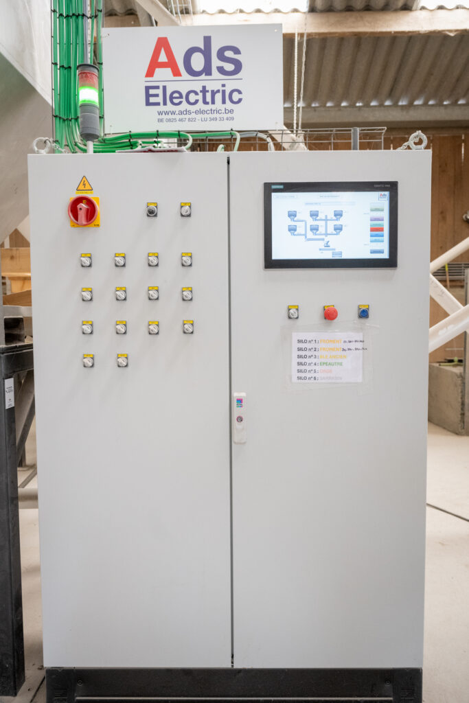Équipements techniques de l'installation de silos à céréales avec marquage ADS Electric. Automat S7-1200 Siemens
