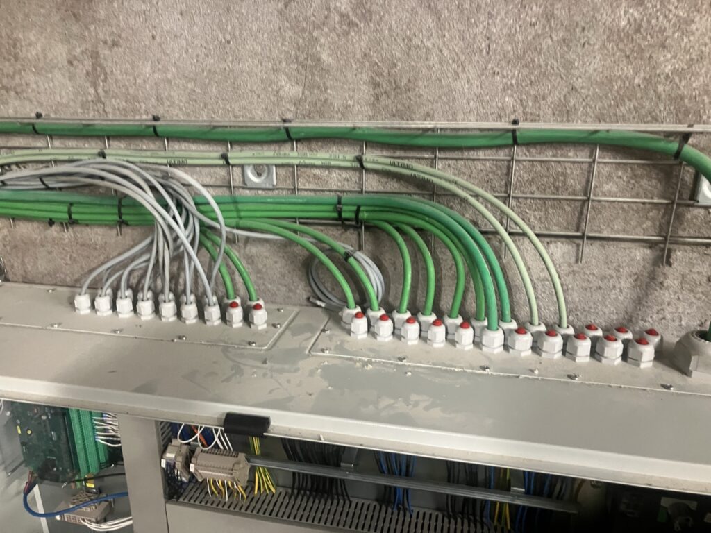 Raccordement des câbles électriques et des circuits de commande d'une installation automatisée avicole.