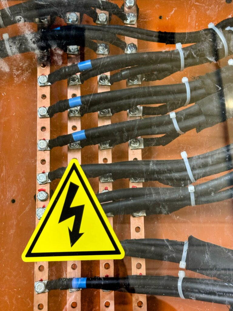 Raccordement de câbles électriques de puissance dans l'installation électrique d'un centre de tri d'œufs au Luxembourg.