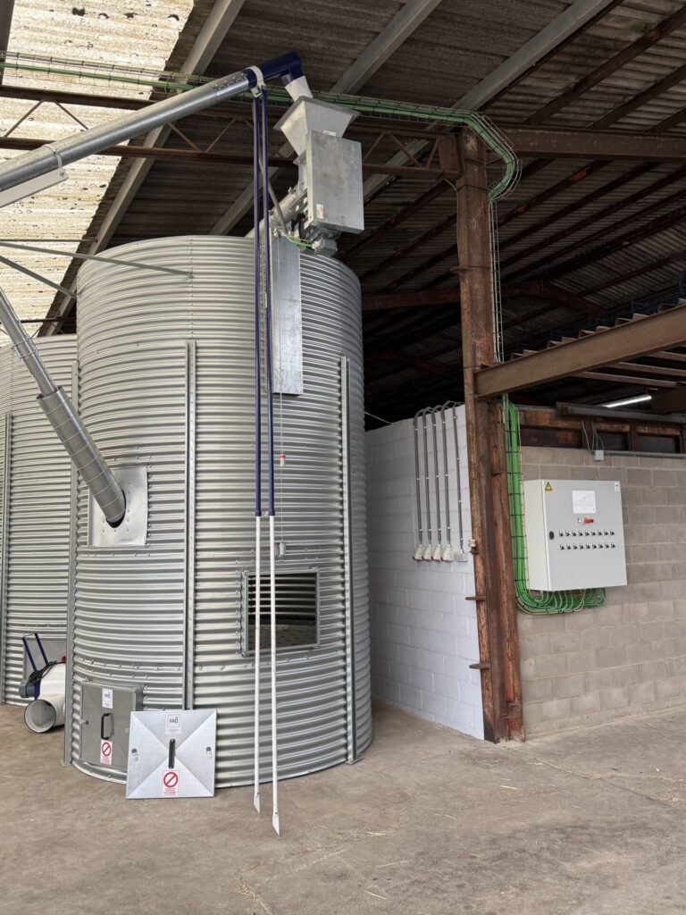 Installation de stockage et de préparation de céréales comprenant silos métalliques, convoyage et coffret de commande.