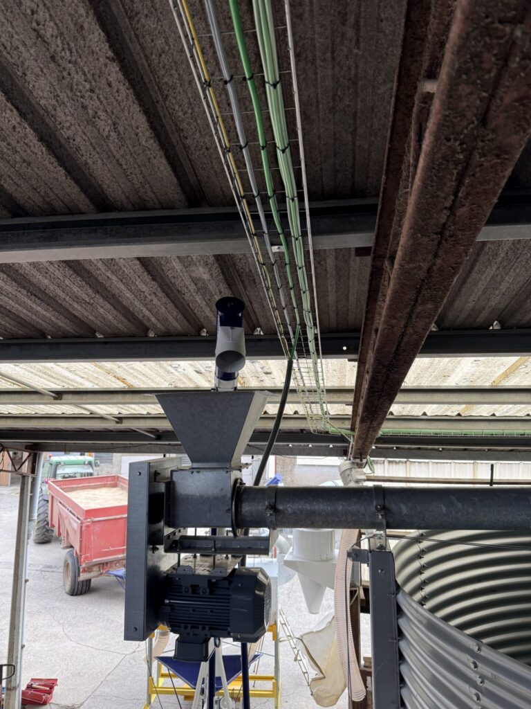 Vis de convoyage et équipement de transfert des céréales dans une installation de stockage agricole.