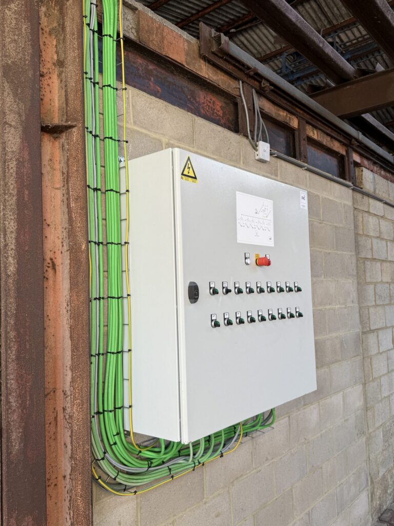 Coffret électrique de commande pour une installation de stockage et de convoyage de céréales.