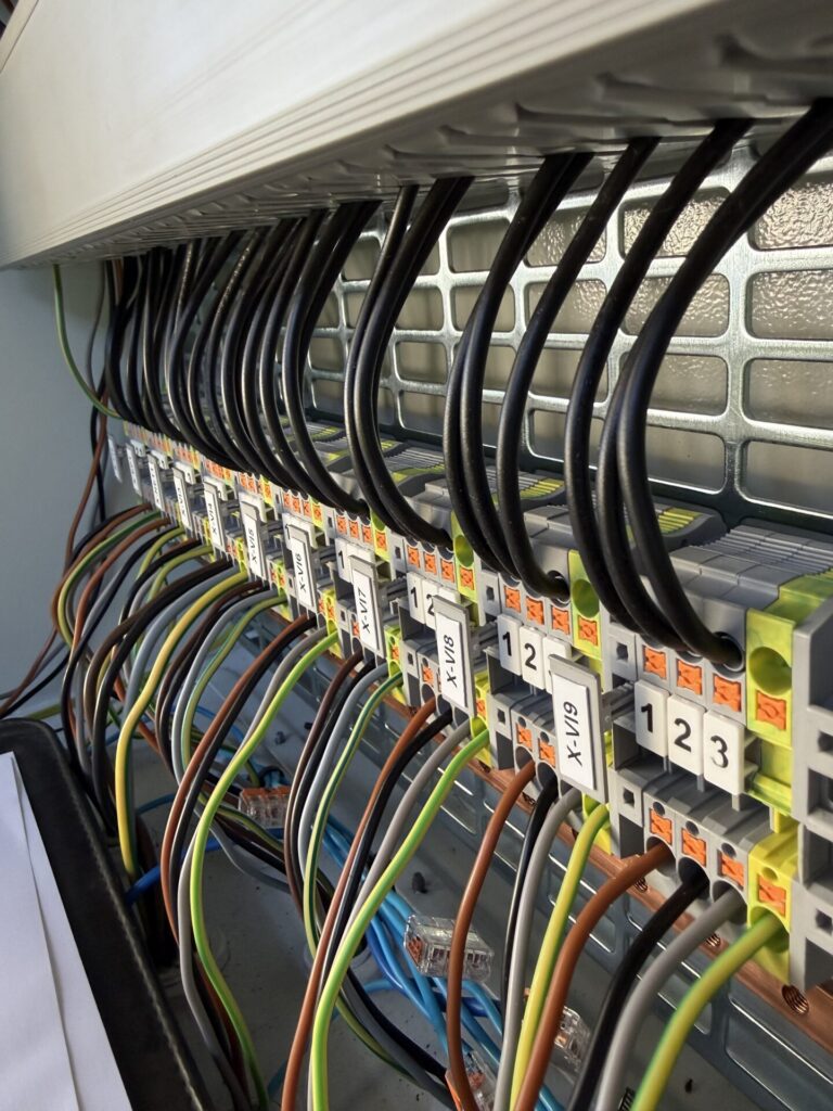 Câblage industriel et borniers de commande pour une installation de manutention de céréales.