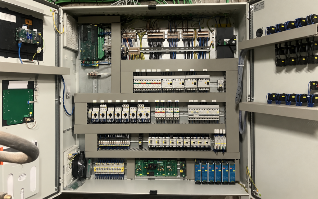 Armoire électrique d’automatisation industrielle intégrant un automate Siemens S7 pour le pilotage d’un process industriel.