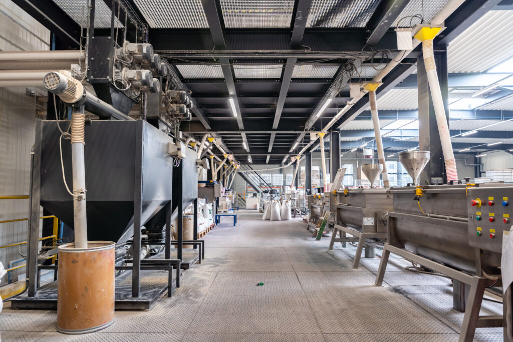 Installation de convoyeurs industriels et de trémies pour la manutention de produits en vrac à Engis.