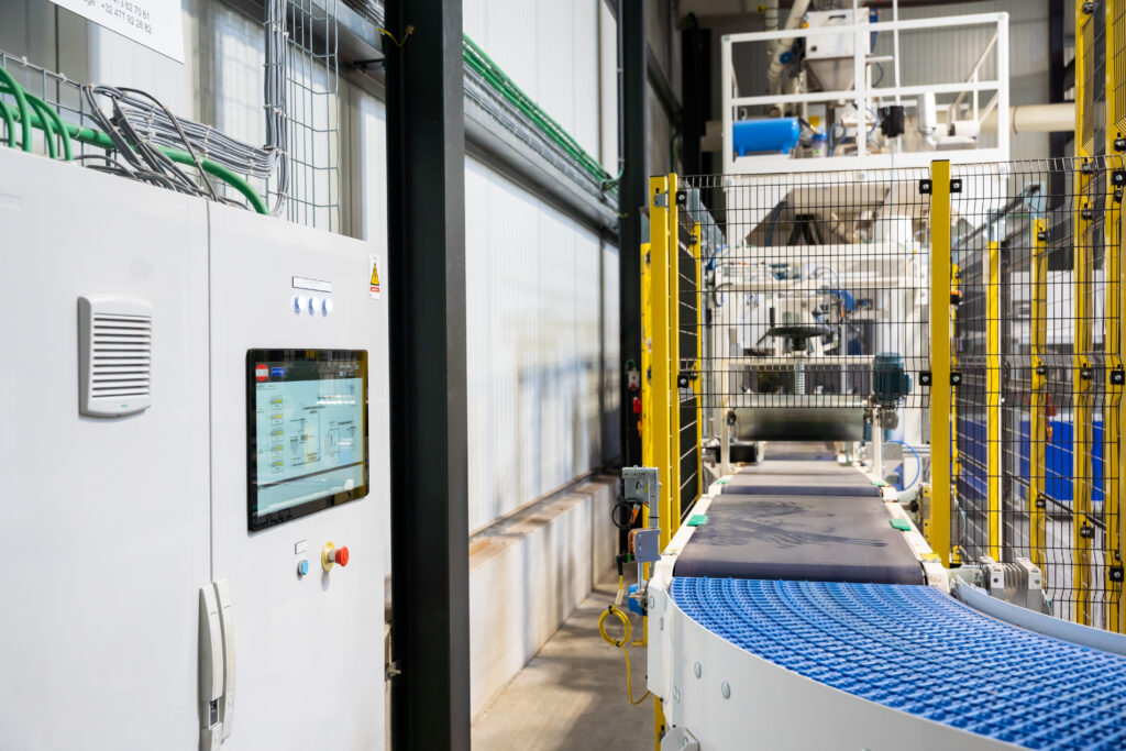 Process industriel automatisé intégrant convoyage, manutention et systèmes de contrôle industriels. 