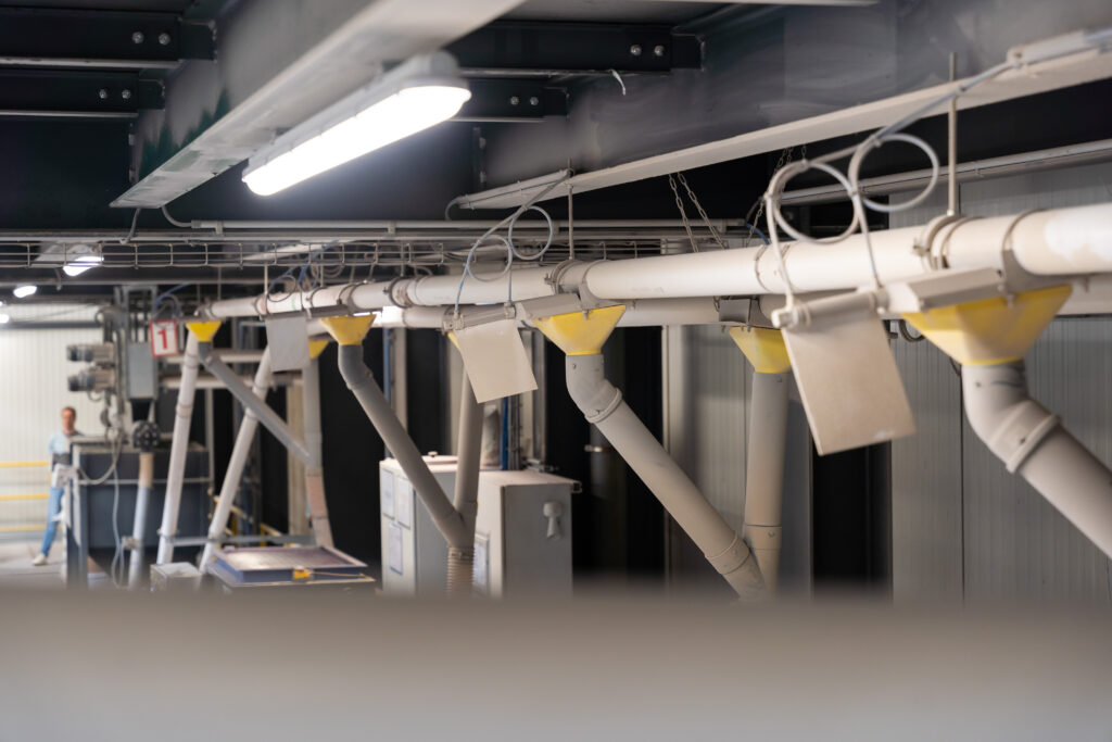 Installation industrielle de convoyage avec trémies, motorisations et équipements de manutention sur mesure à Engis.
